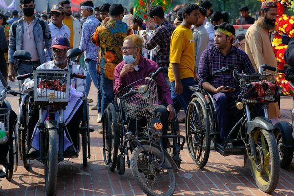 Comment l'art contemporain aborde-t-il les questions de genre et d'identité ?